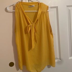 Sleeveless blouse with necktie